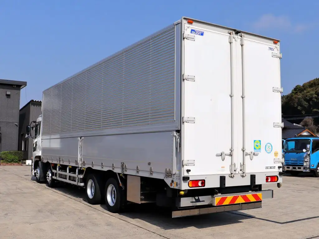 日産UD クオン 大型 ウイング エアサス ベッドの中古トラック画像4