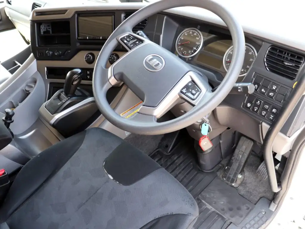 日産UD クオン 大型 ウイング エアサス ベッドの中古トラック画像12