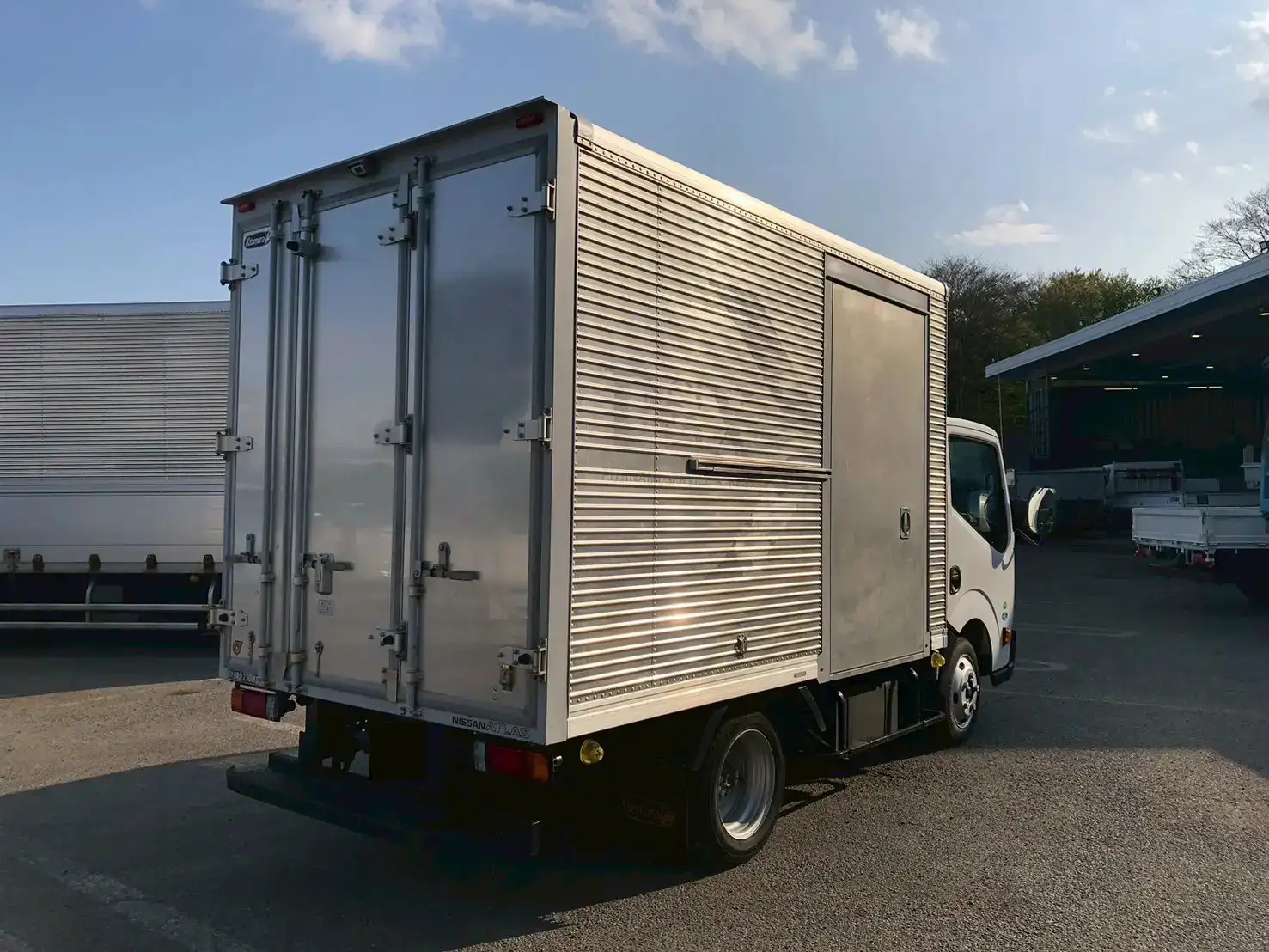 日産 アトラス 小型 アルミバン サイドドア 3枚観音の中古トラック画像3