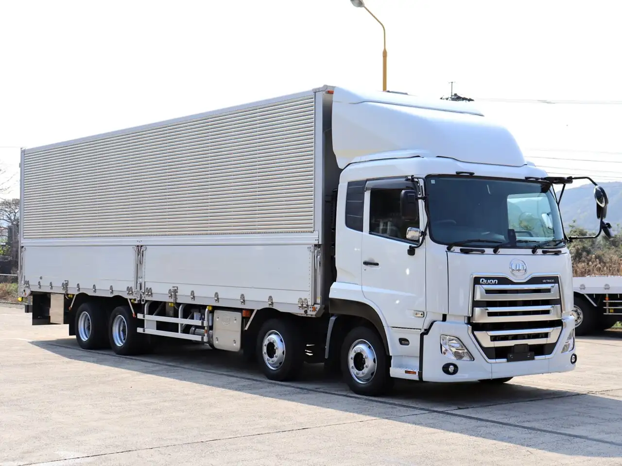 日産UD クオン 大型 ウイング エアサス ベッドの中古トラック画像2