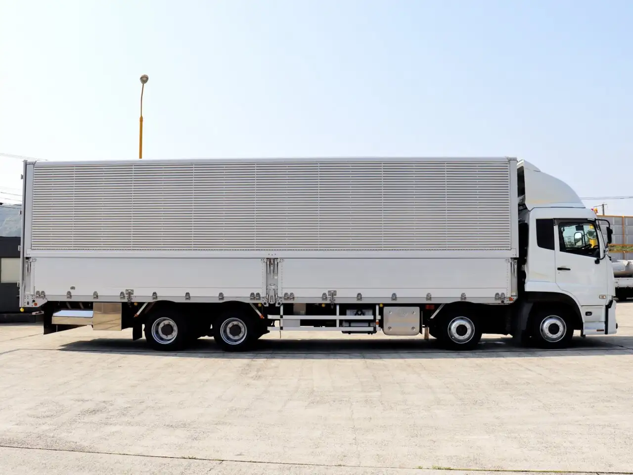 日産UD クオン 大型 ウイング エアサス ベッドの中古トラック画像3