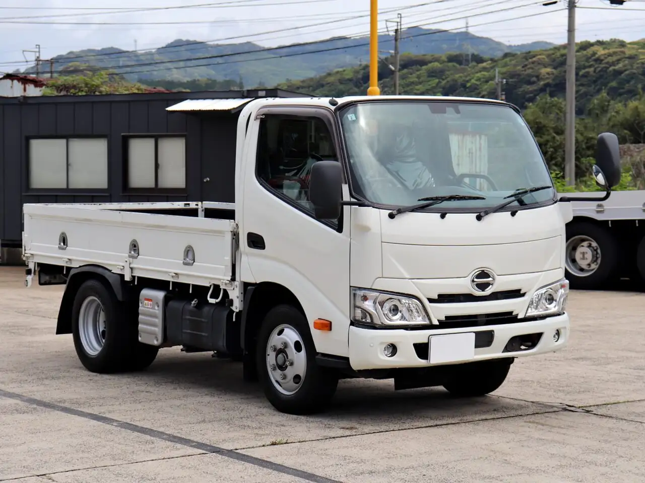 日野 デュトロ 小型 平ボディ 2RG-XZU605M R2の中古トラック画像2