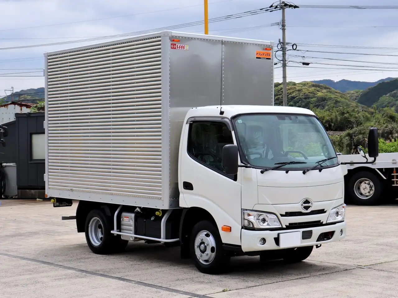 日野 デュトロ 小型 アルミバン サイドドア 2KG-XZC605Mの中古トラック画像2