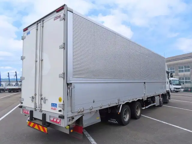 いすゞ ギガ 大型 ウイング ベッド 2PG-CYJ77Cの中古トラック画像4