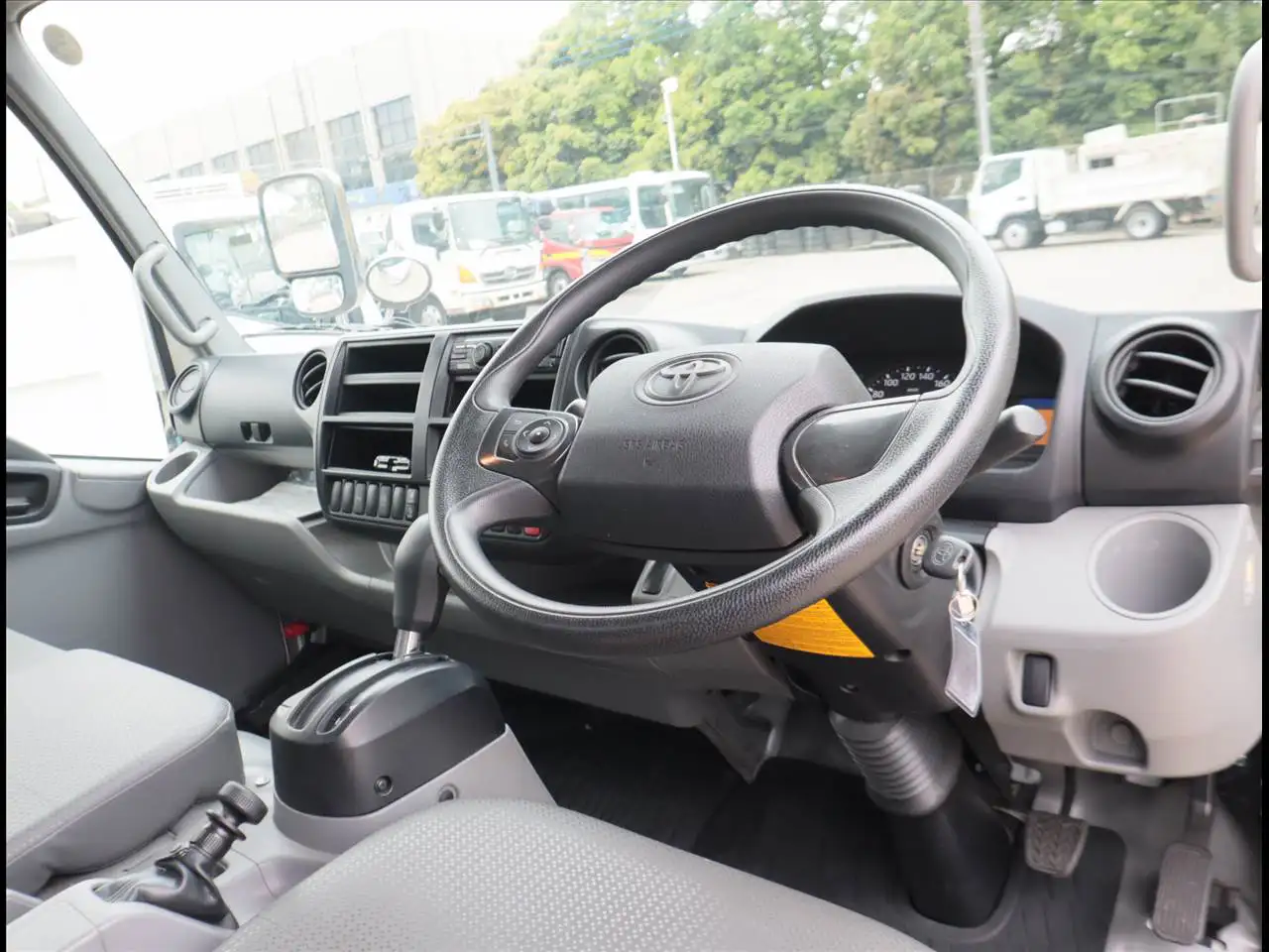 トヨタ ダイナ 小型 平ボディ 2RG-XZU700 R2の中古トラック画像11