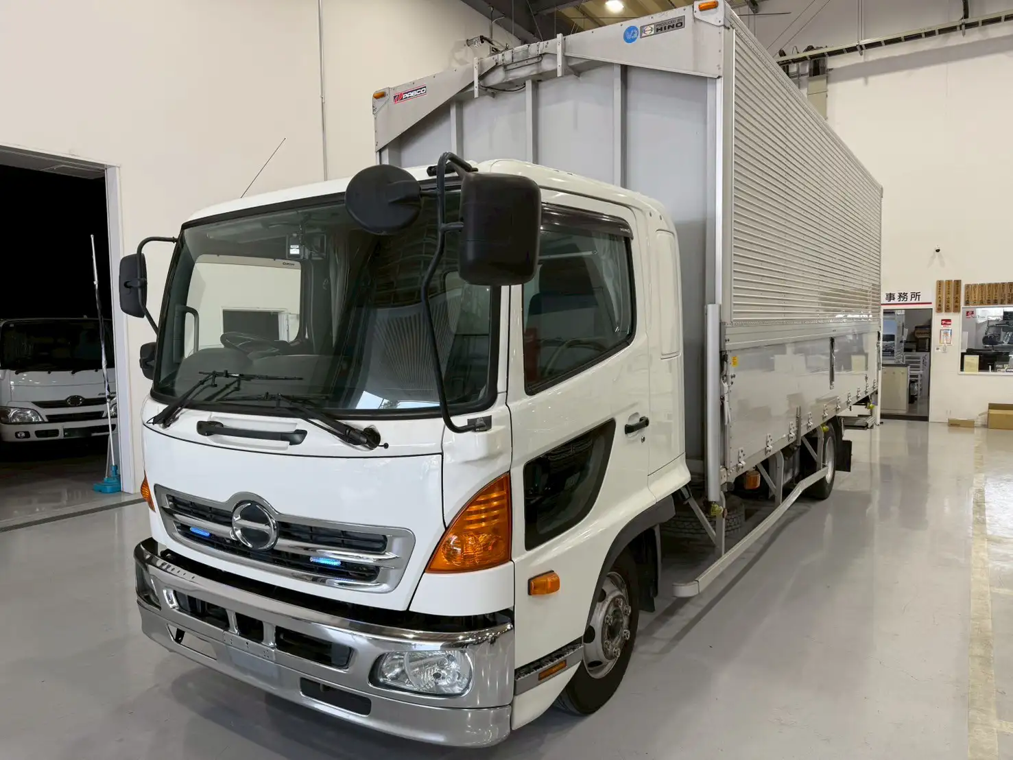日野 レンジャー 中型/増トン ウイング パワーゲート ベッドの中古トラック画像1
