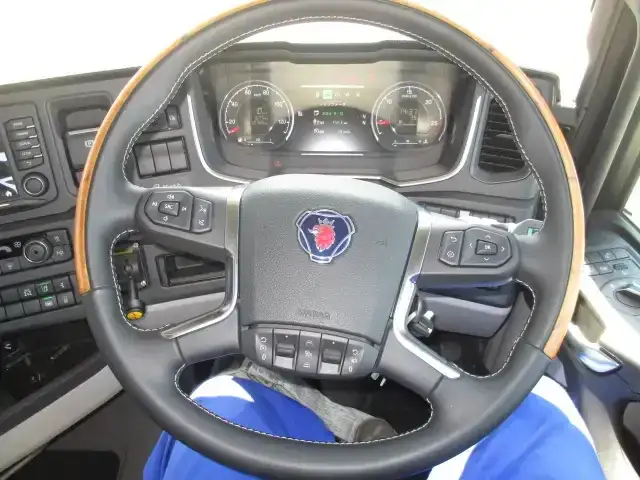 スカニア トラック 大型 トラクター ハイルーフ ベッドの中古トラック画像9