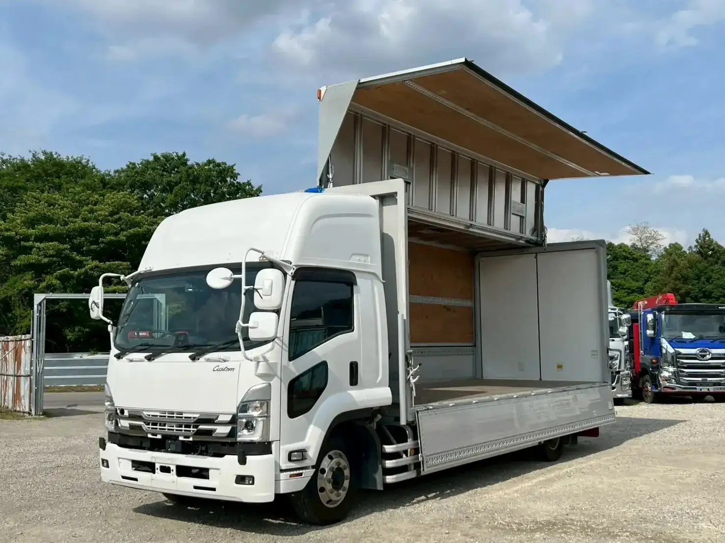 いすゞ フォワード 中型/増トン ウイング エアサス ベッドの中古トラック画像5