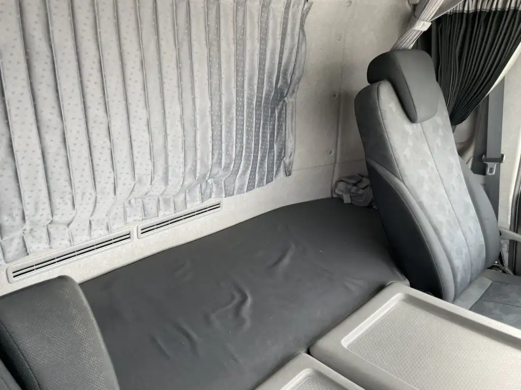 日産UD クオン 大型 ウイング エアサス ベッドの中古トラック画像像17