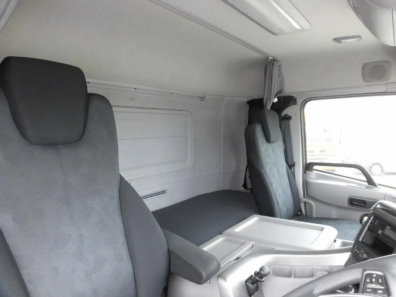 日産UD クオン 大型 ウイング エアサス ベッドの中古トラック画像8