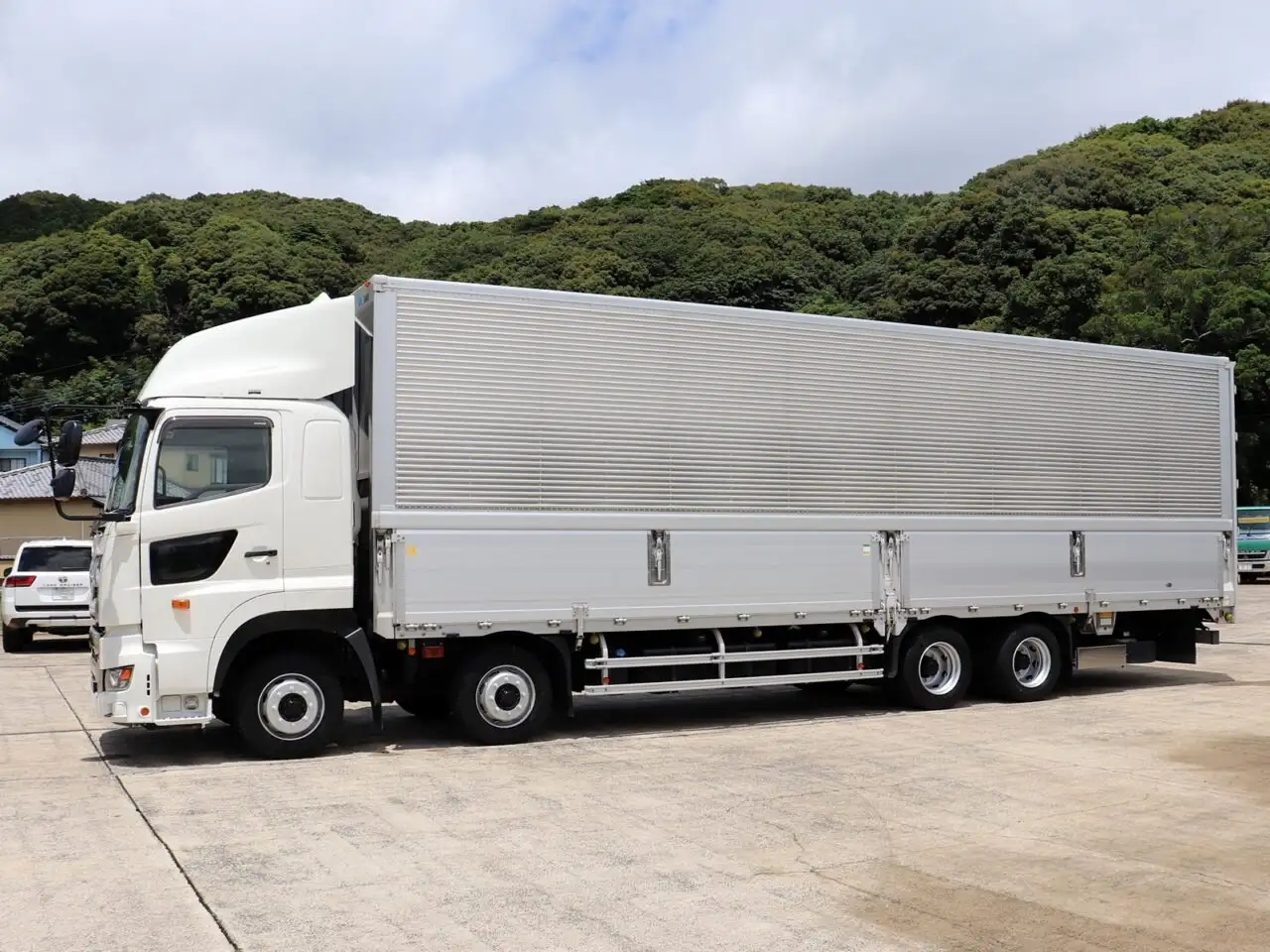 日野 プロフィア 大型 ウイング エアサス ベッドの中古トラック画像5