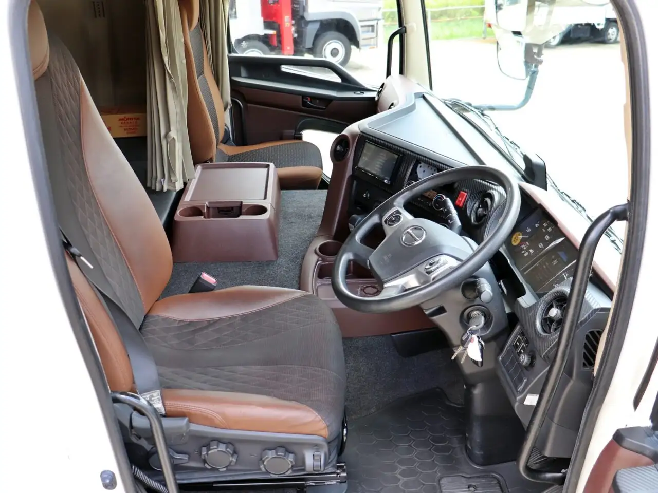 日野 プロフィア 大型 ウイング エアサス ベッドの中古トラック画像11