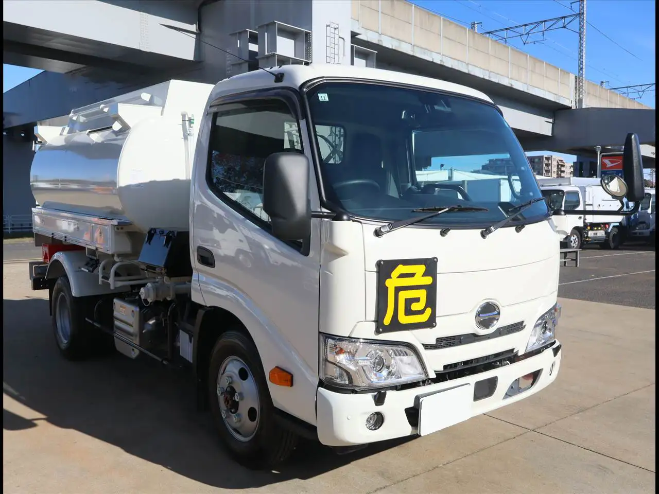 日野 デュトロ 小型 タンク車 ローリー 2DG-XZU685Mの中古トラック画像2