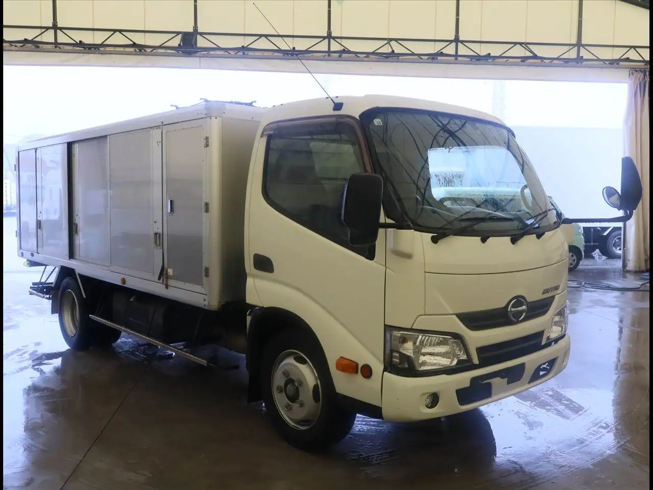 日野 デュトロ 小型 アルミバン ボトルカー サイドドアの中古トラック画像2