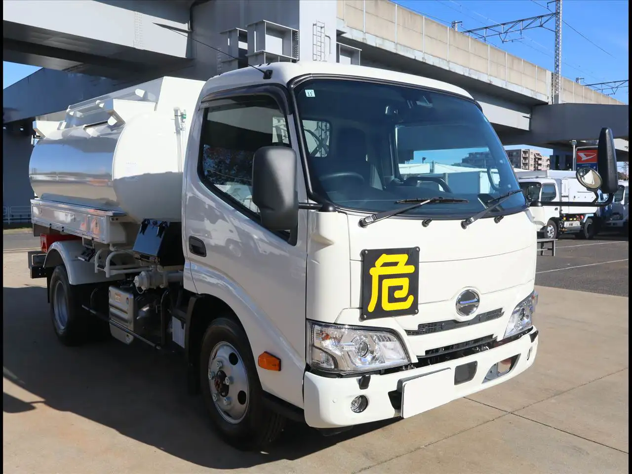日野 デュトロ 小型 タンク車 ローリー 2DG-XZU685Mの中古トラック画像2