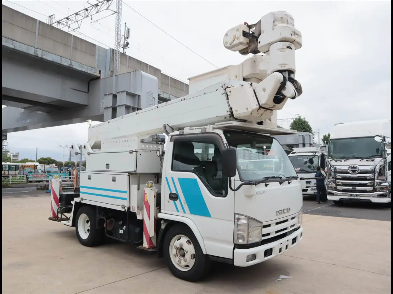 いすゞ エルフ 小型 高所・建柱車 高所作業車 電工仕様の中古トラック画像2