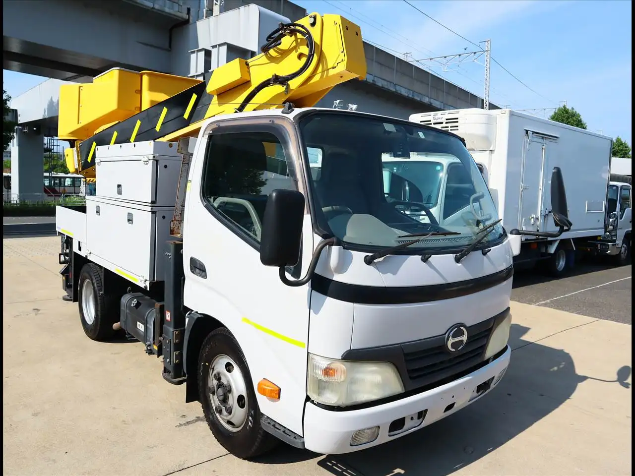日野 デュトロ 小型 高所・建柱車 高所作業車 電工仕様の中古トラック画像2