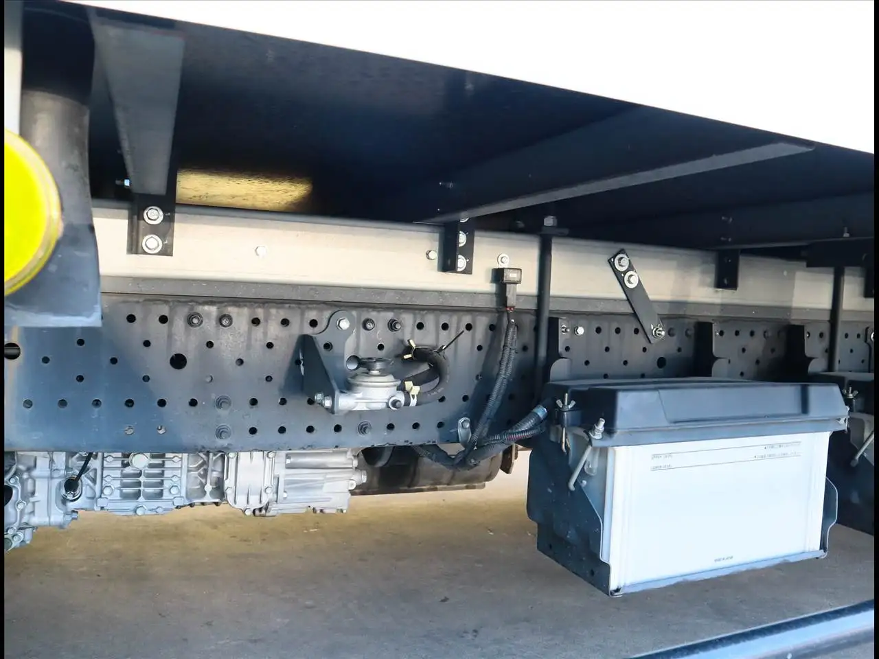 いすゞ エルフ 小型 冷凍冷蔵 中温 床ステンの中古トラック画像像17