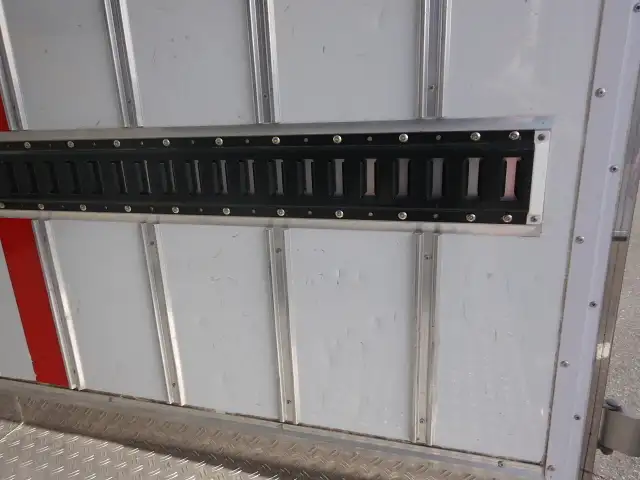 いすゞ エルフ 小型 冷凍冷蔵 床アルミ 2室の中古トラック画像11