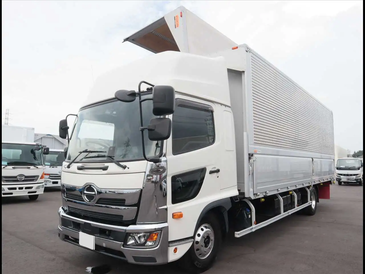 日野 レンジャー 中型/増トン ウイング ベッド 2PG-FD2ABAの中古トラック画像1
