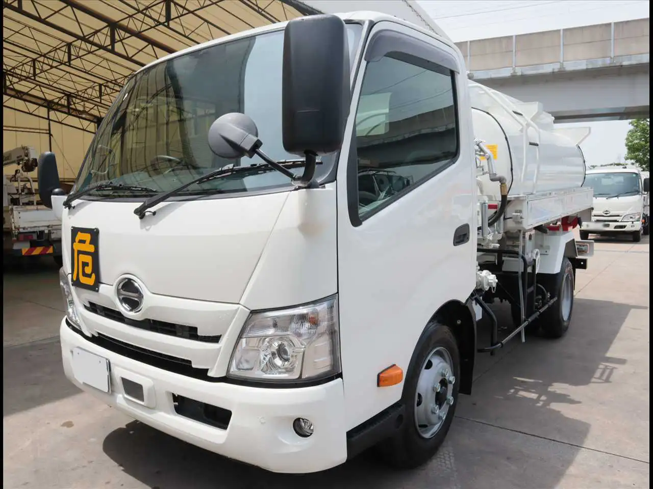 日野 デュトロ 小型 タンク車 ローリー 2KG-XZU700Mの中古トラック画像1