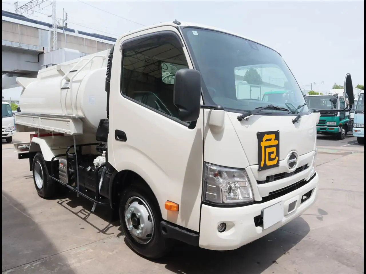 日野 デュトロ 小型 タンク車 ローリー 2KG-XZU700Mの中古トラック画像2