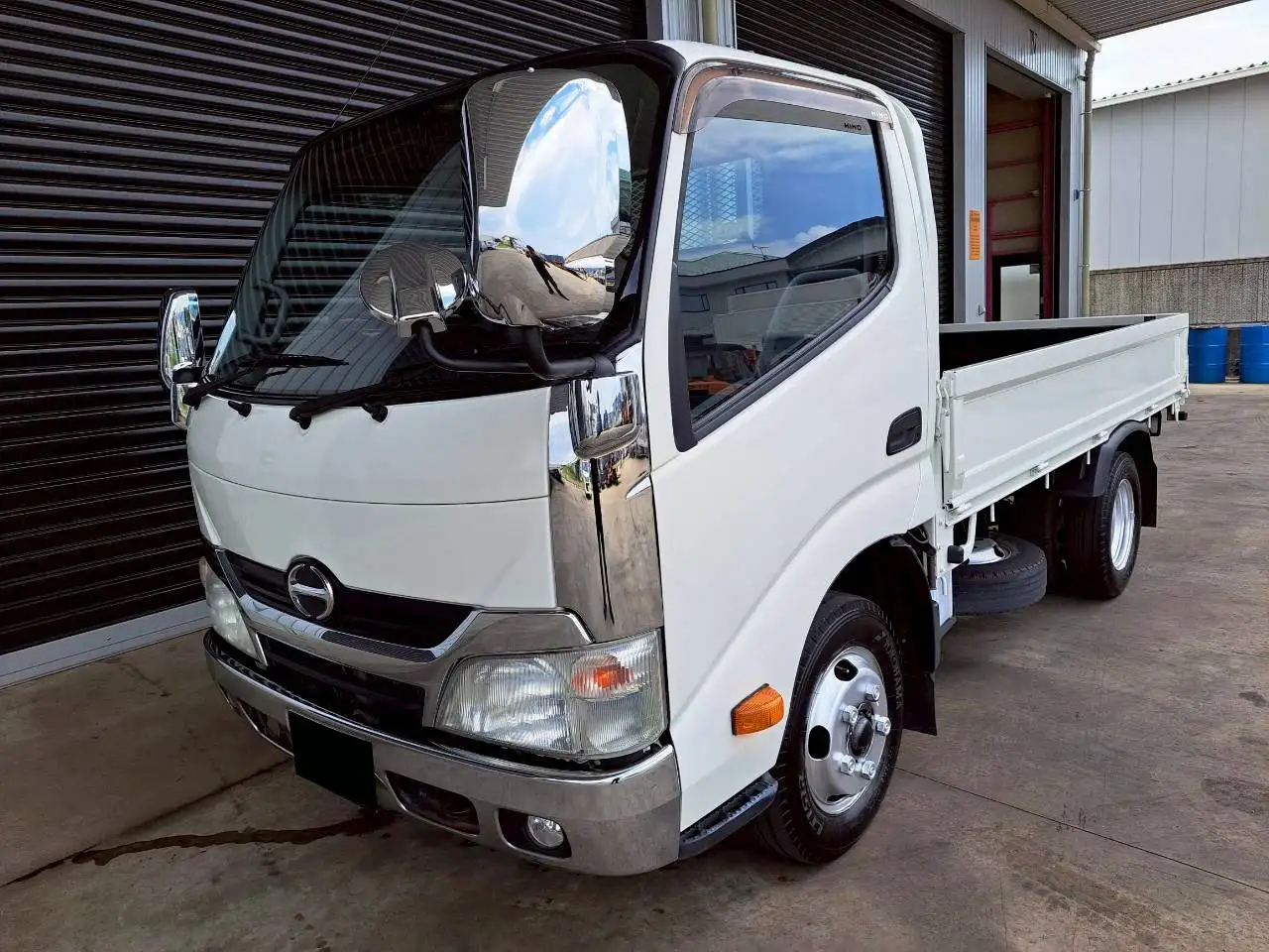 日野 デュトロ 小型 平ボディ SKG-XZC605M H23の中古トラック画像1