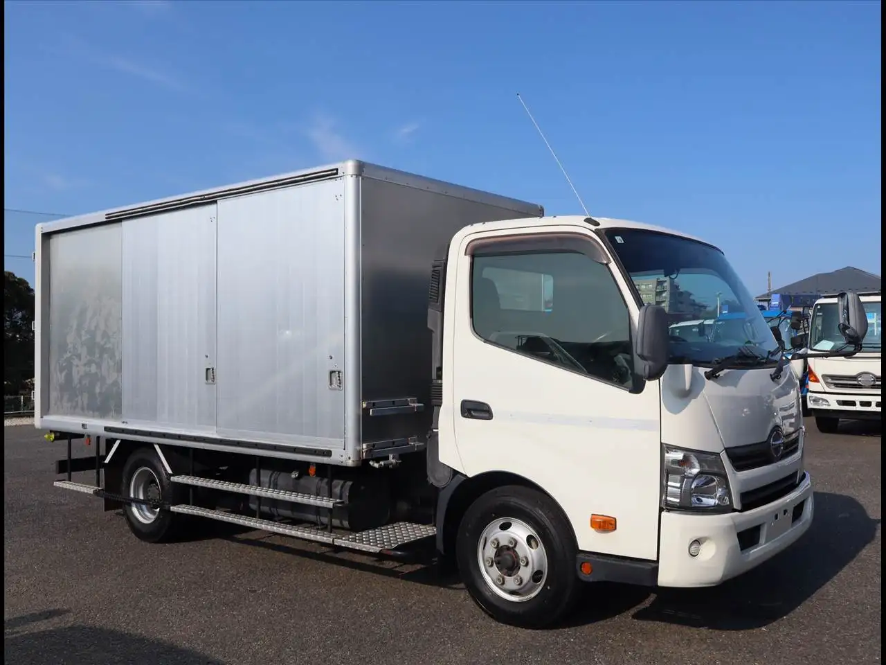 日野 デュトロ 小型 アルミバン ボトルカー サイドドアの中古トラック画像2