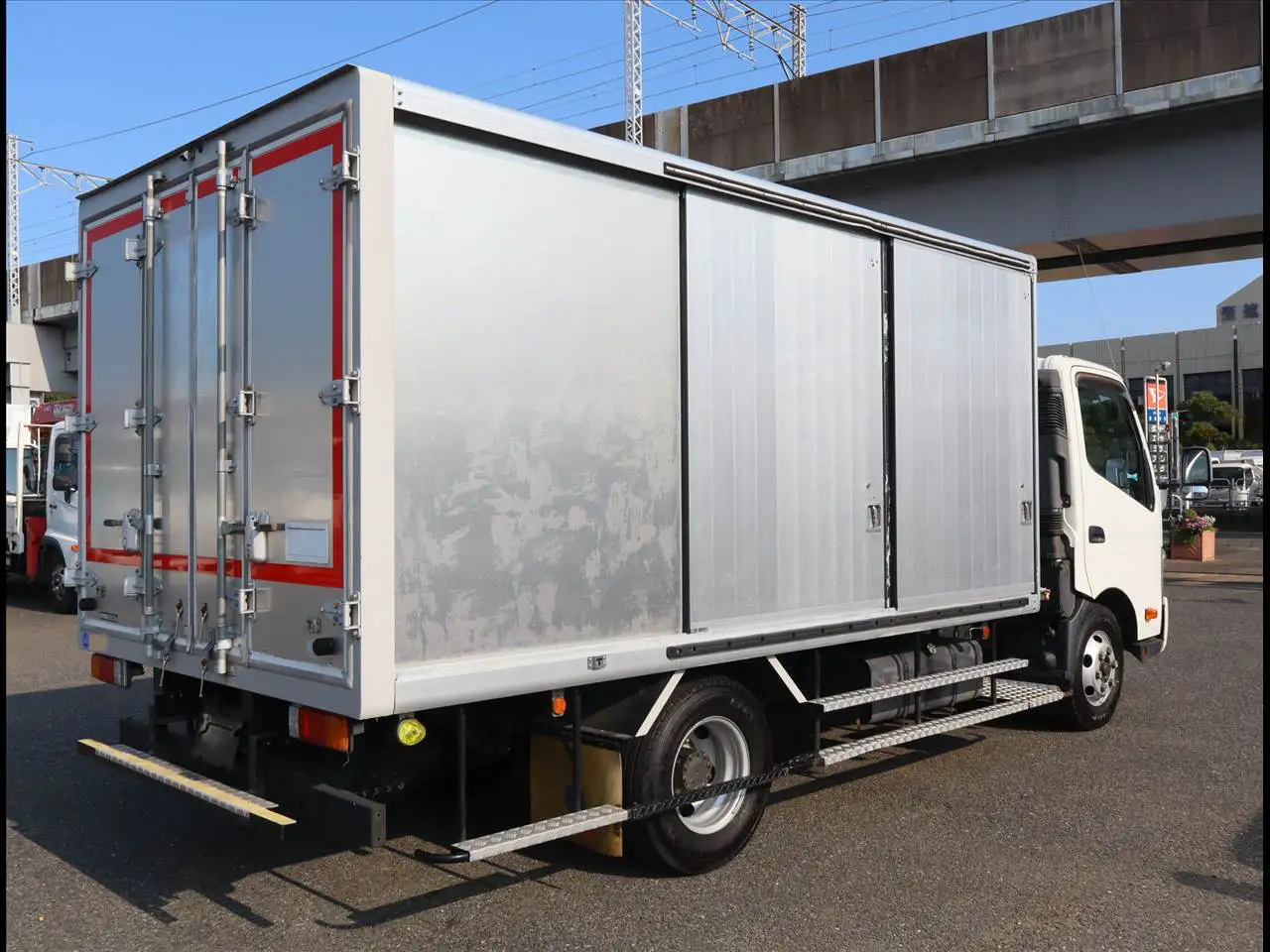 日野 デュトロ 小型 アルミバン ボトルカー サイドドアの中古トラック画像3