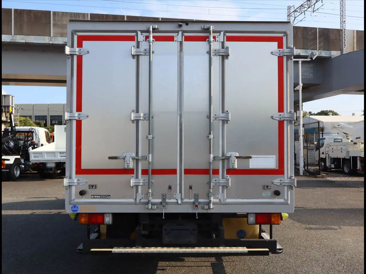 日野 デュトロ 小型 アルミバン ボトルカー サイドドアの中古トラック画像4