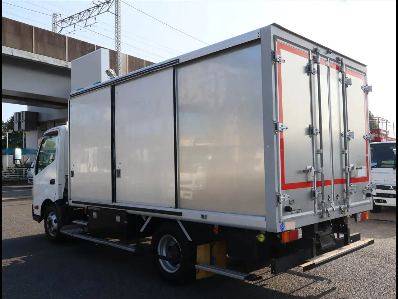 日野 デュトロ 小型 アルミバン ボトルカー サイドドアの中古トラック画像5