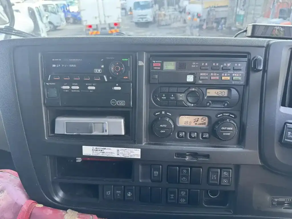 いすゞ ギガ 大型 ウイング エアサス ベッドの中古トラック画像14