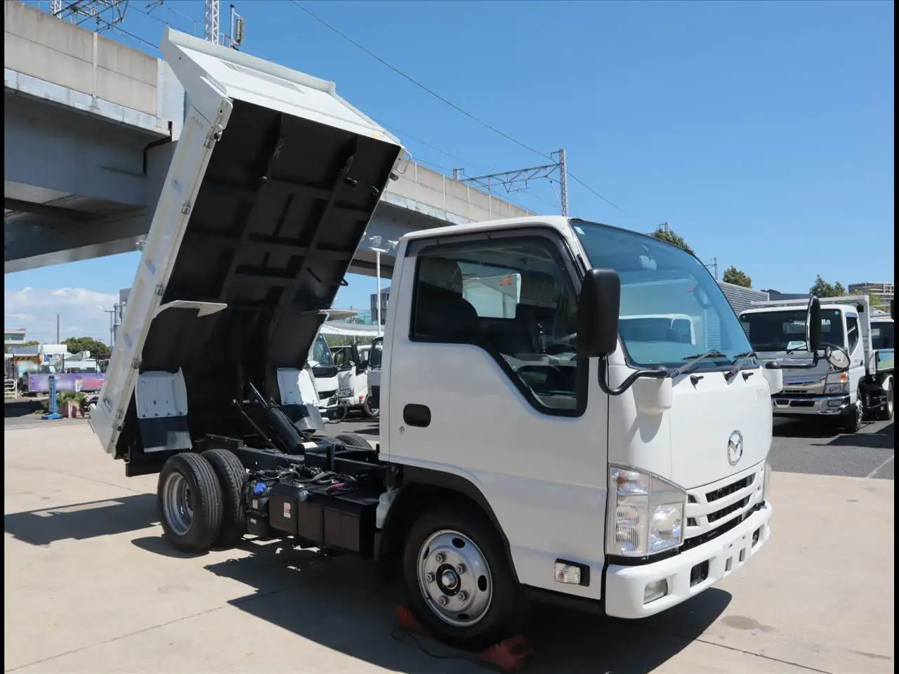 マツダ タイタン 小型 ダンプ 強化 2RG-LJR88ANの中古トラック画像2