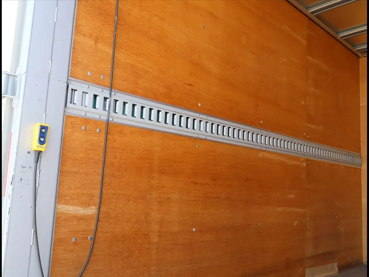 いすゞ エルフ 小型 アルミバン パワーゲート 2RG-NLR88ANの中古トラック画像9