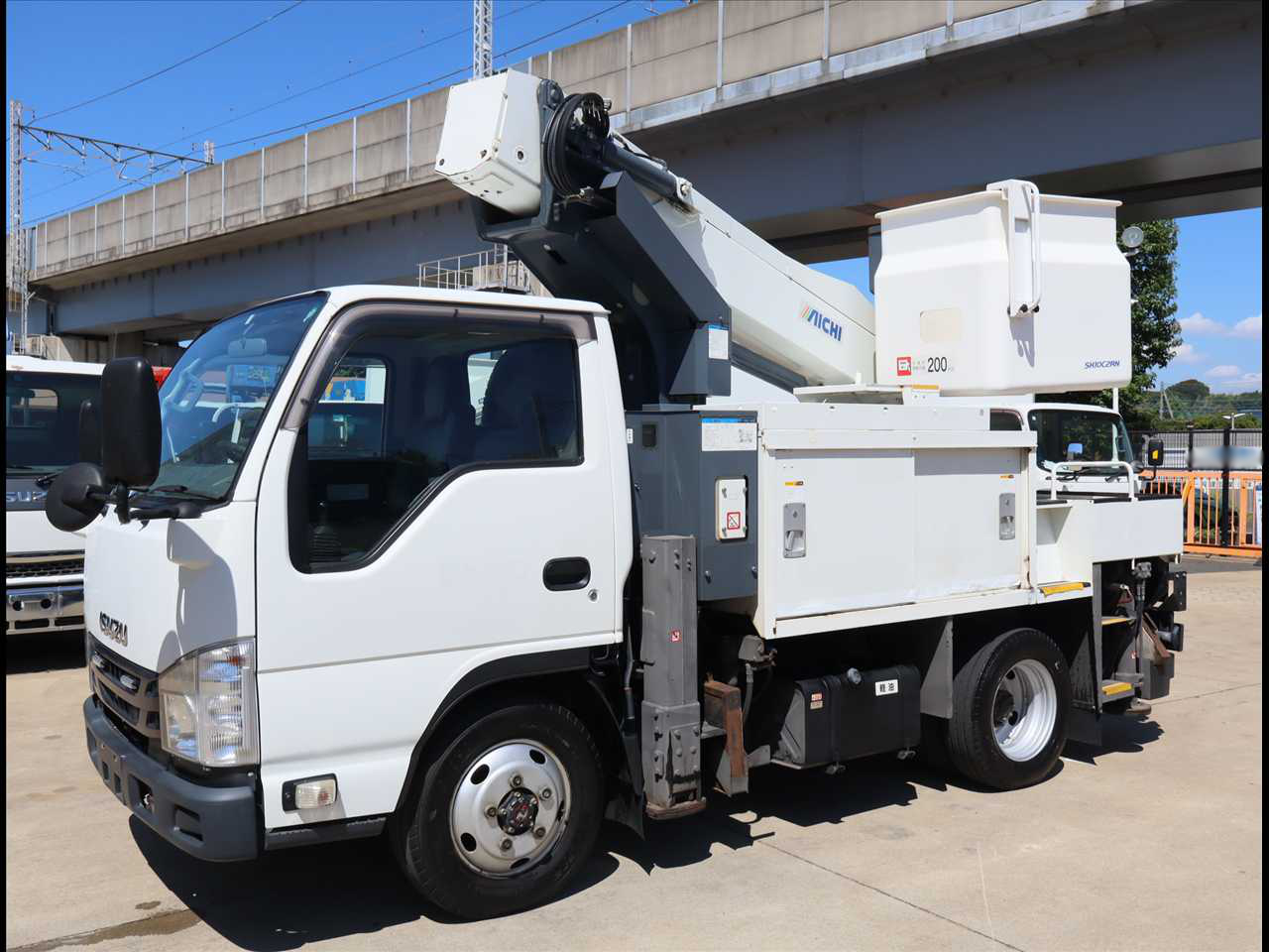 いすゞ エルフ 小型 高所・建柱車 高所作業車