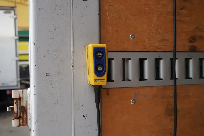 いすゞ エルフ 小型 アルミバン パワーゲート サイドドアの中古トラック画像5