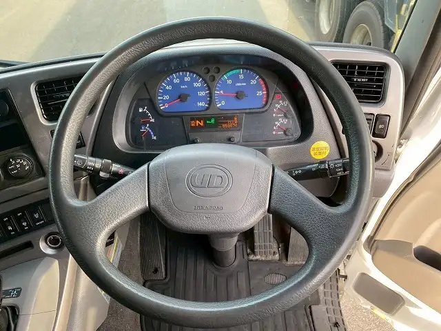 日産UD クオン 大型 ウイング エアサス ベッドの中古トラック画像14