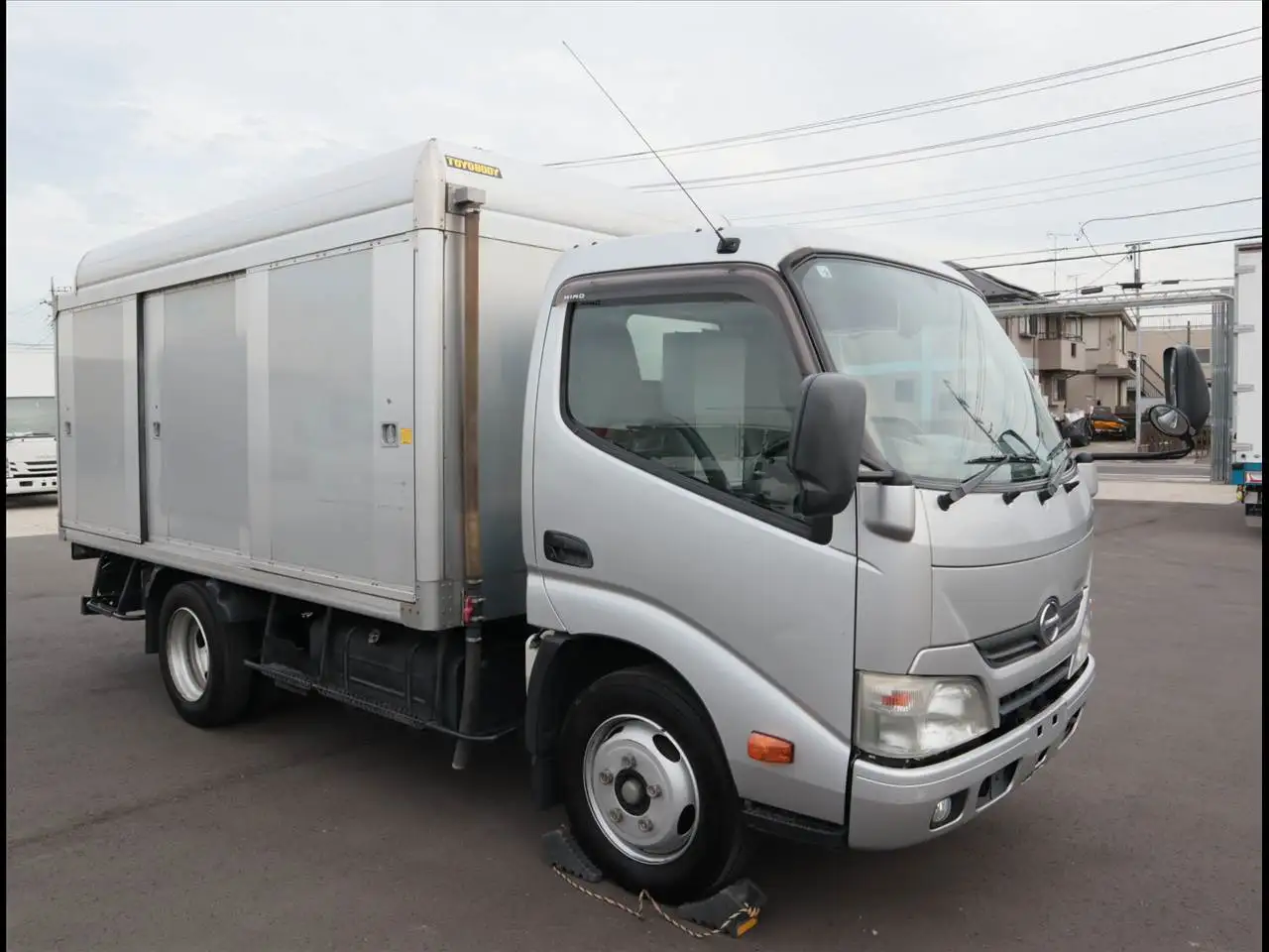日野 デュトロ 小型 アルミバン ボトルカー サイドドアの中古トラック画像2