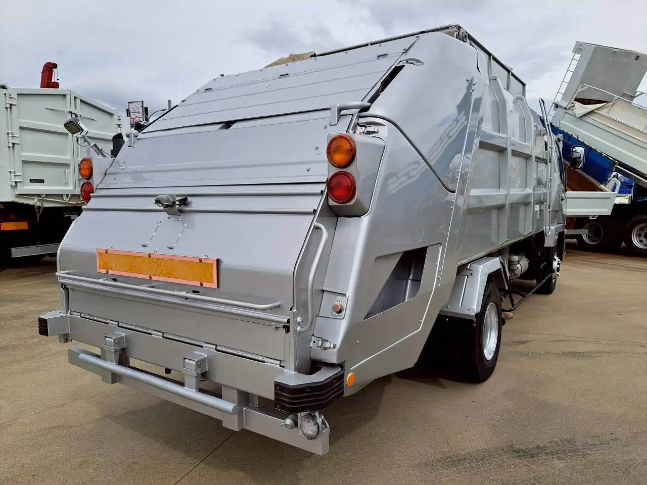 三菱 ファイター 中型/増トン パッカー車 プレス式 ベッドの中古トラック画像4