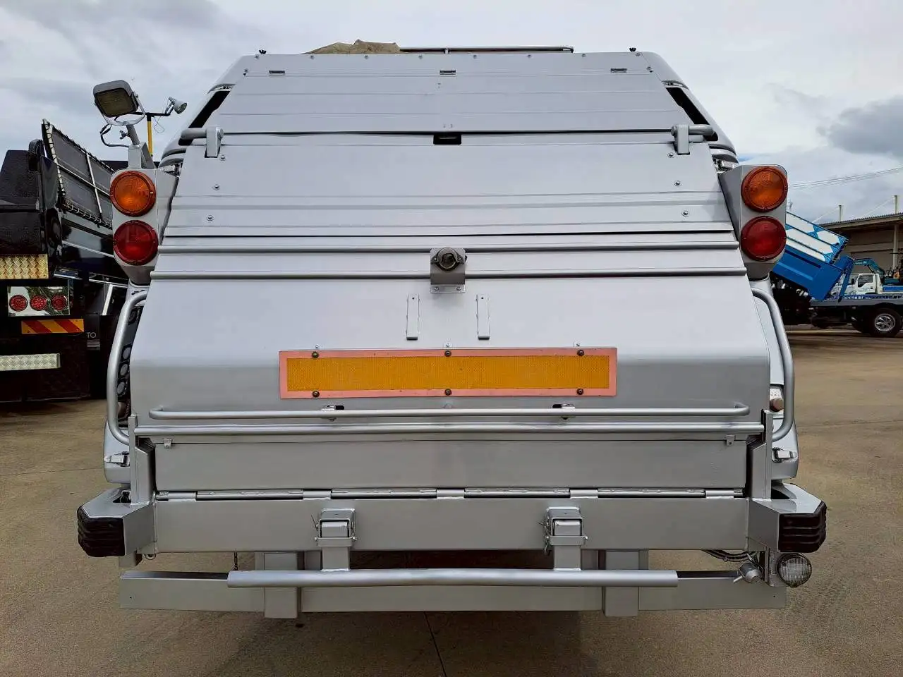 三菱 ファイター 中型/増トン パッカー車 プレス式 ベッドの中古トラック画像5