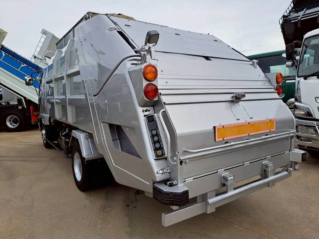三菱 ファイター 中型/増トン パッカー車 プレス式 ベッドの中古トラック画像6