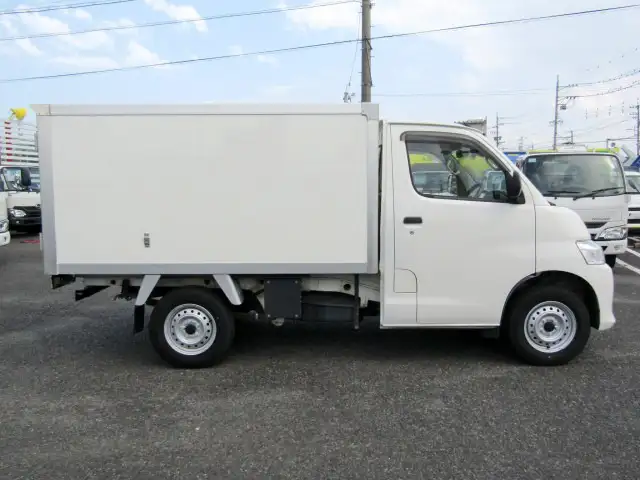マツダ ボンゴ 小型 冷凍冷蔵 保冷 床ステンの中古トラック画像3