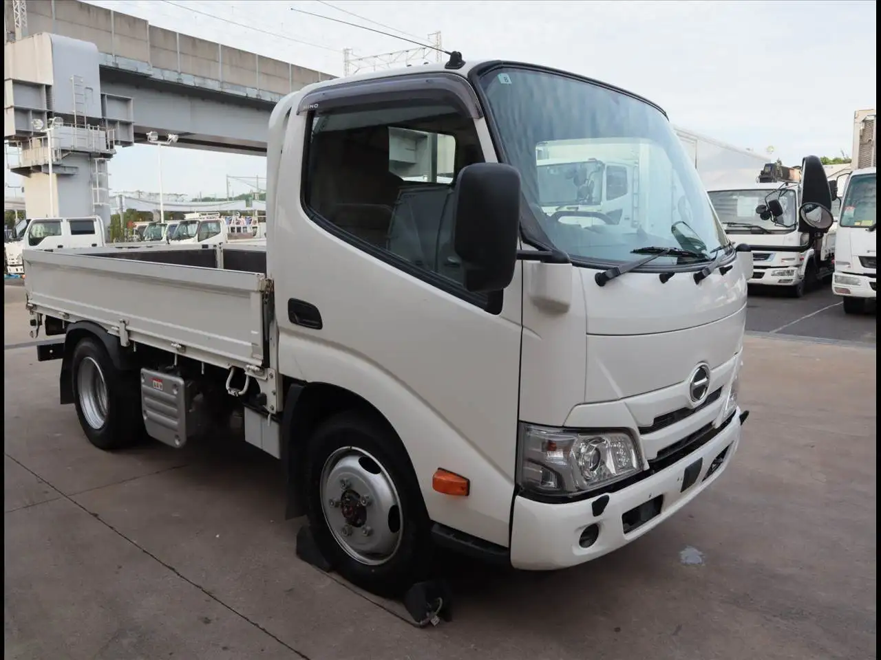 日野 デュトロ 小型 平ボディ 2KG-XZU675M R2の中古トラック画像2