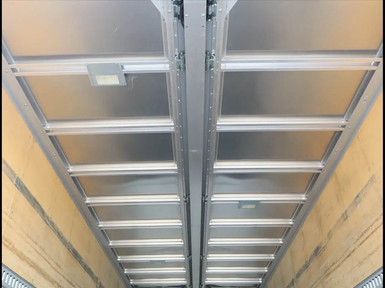 三菱 ファイター 中型/増トン ウイング パワーゲート エアサスの中古トラック画像9