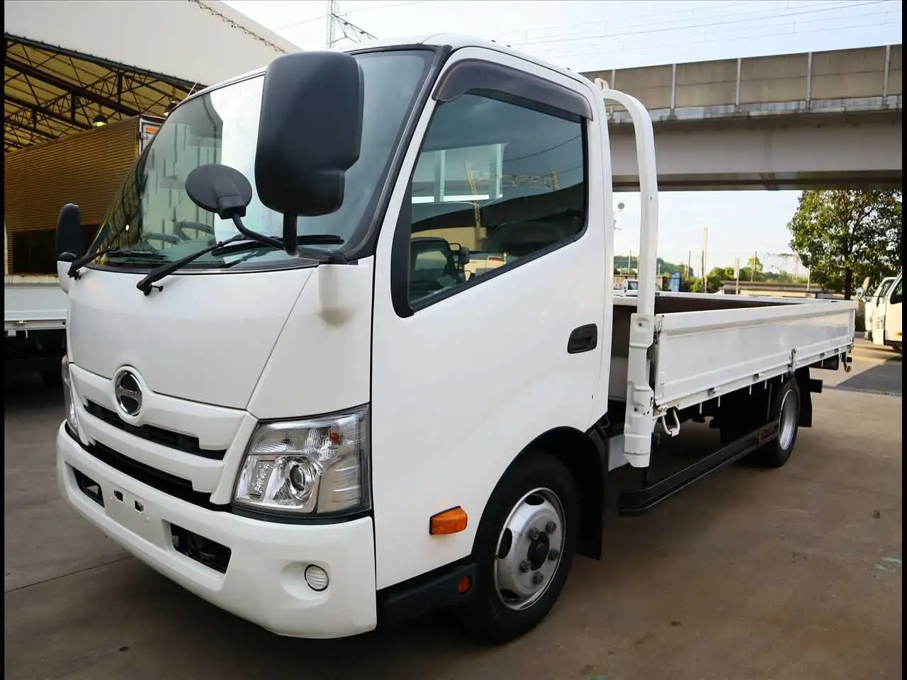 日野 デュトロ 小型 平ボディ 2RG-XZU710M R2 の中古トラック【車両No.198061】