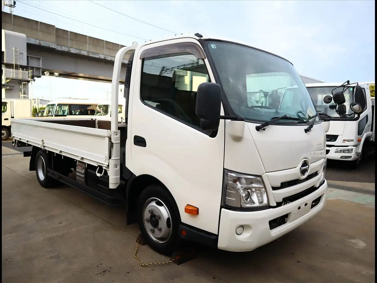 日野 デュトロ 小型 平ボディ 2RG-XZU710M R2の中古トラック画像2