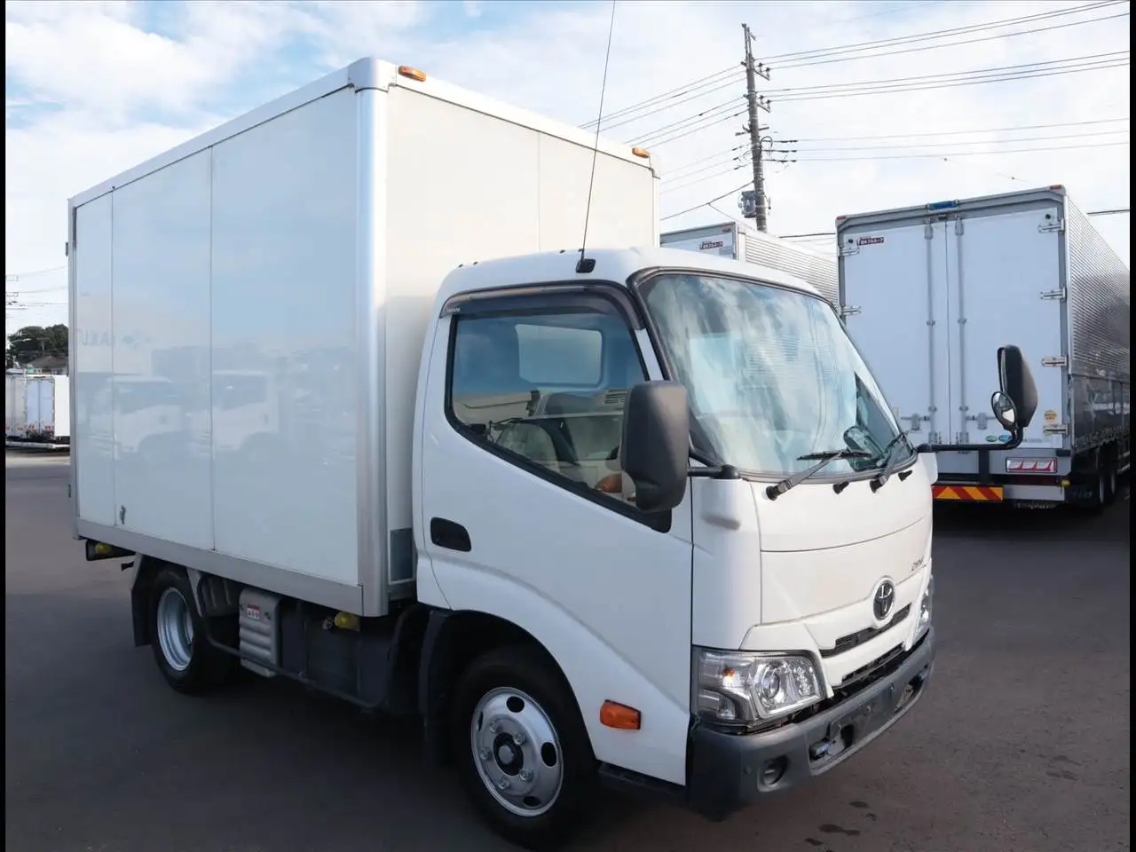 トヨタ ダイナ 小型 アルミバン サイドドア 2RG-XZU605の中古トラック画像2