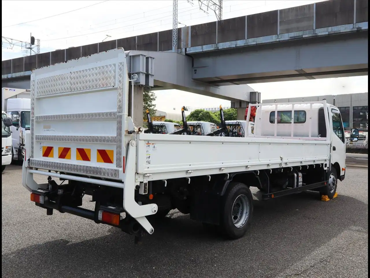 日野 デュトロ 小型 平ボディ パワーゲート 2KG-XZU730Mの中古トラック画像3