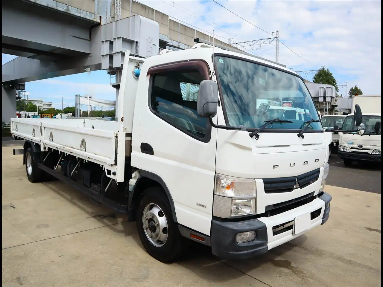 三菱 キャンター 小型 平ボディ TKG-FEC90 H27の中古トラック画像2