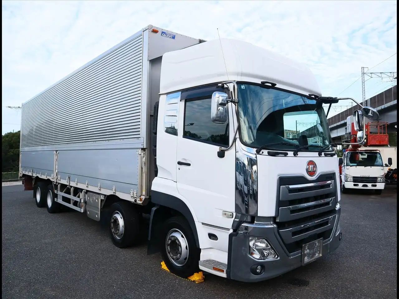 日産UD クオン 大型 ウイング ハイルーフ エアサスの中古トラック画像2